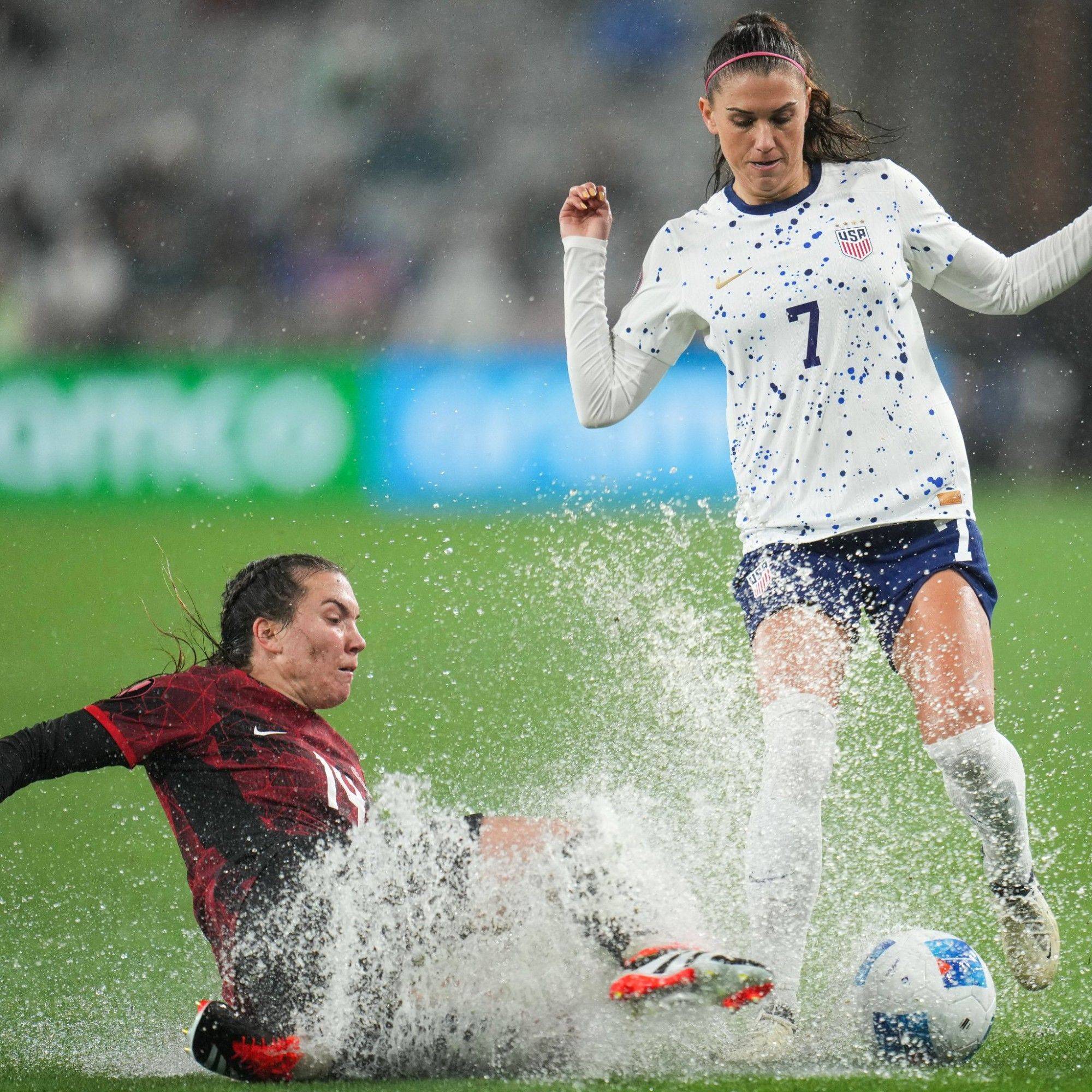 🏊‍♀️金杯赛雨战！场地几乎成为游泳池 美国女足暂1-0加拿大